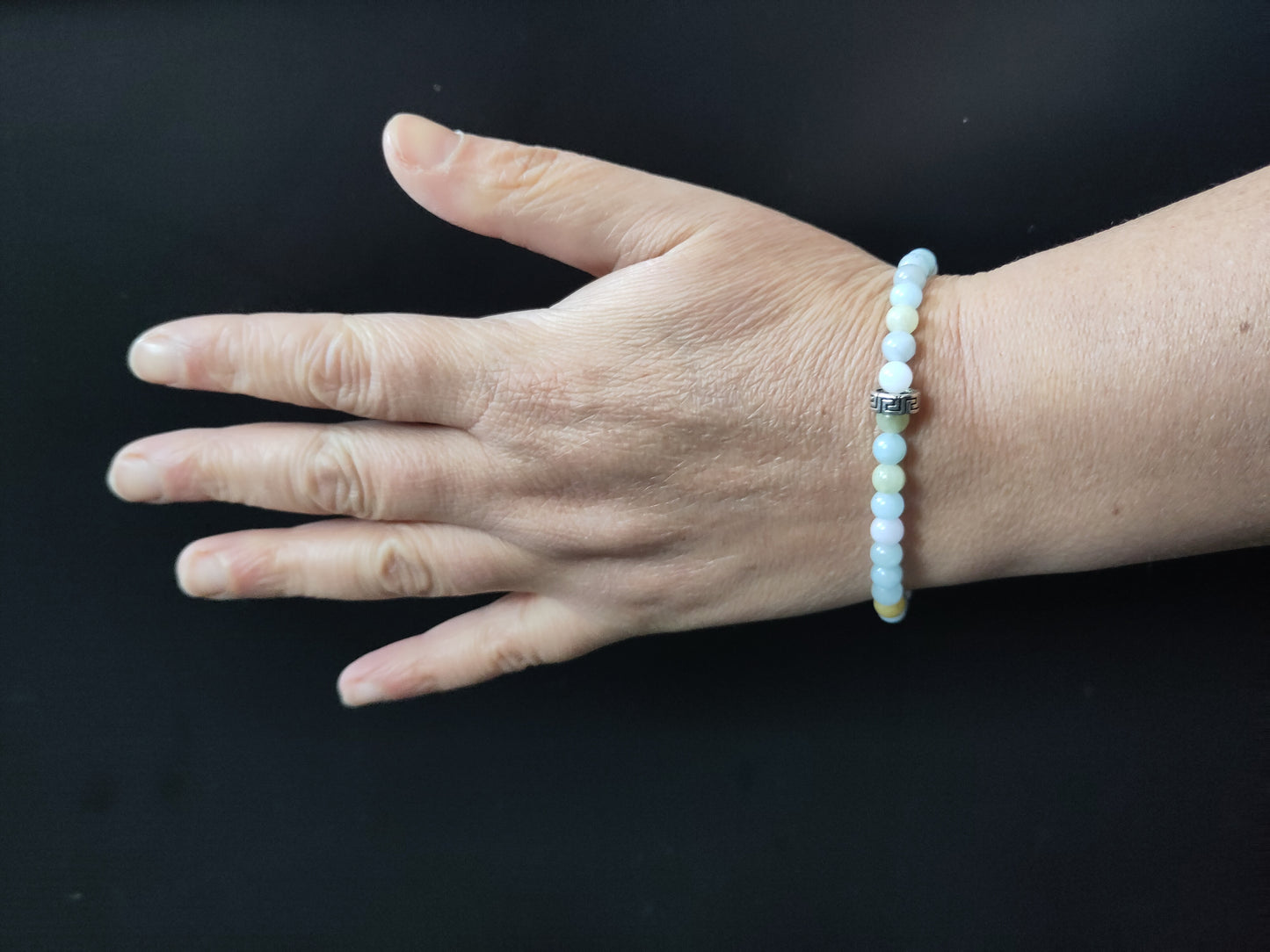 bracelet en morganite portée par notre modèle