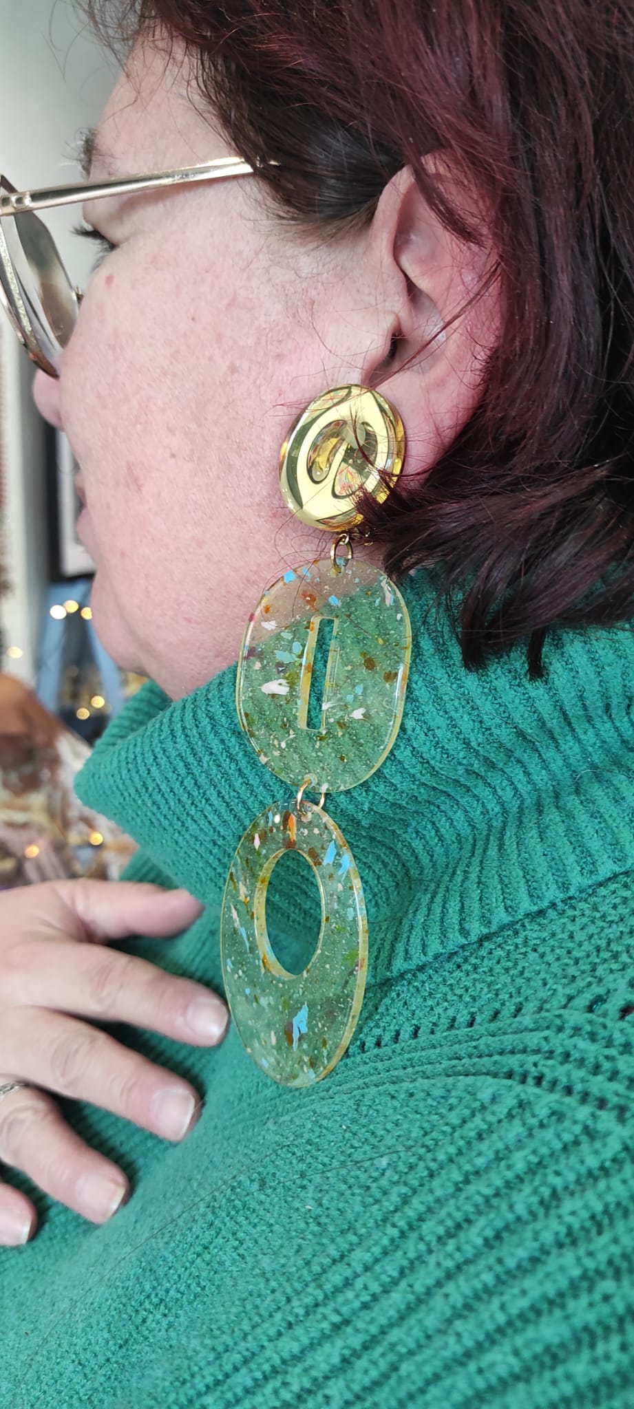 Francine Bramli Boucles d'oreilles clips en résine pailletté et cabochon miroir