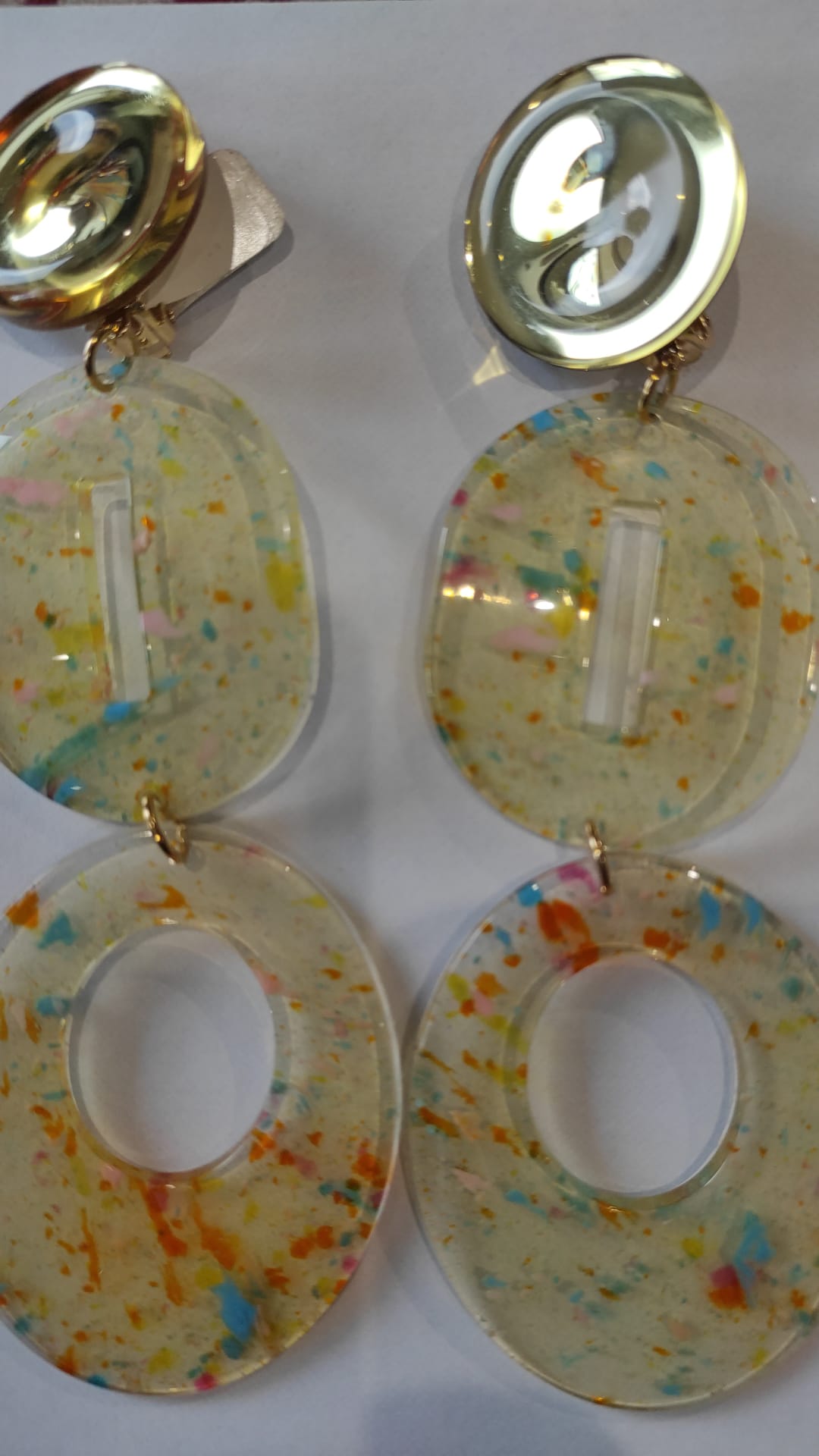 Francine Bramli Boucles d'oreilles clips en résine pailletté et cabochon miroir