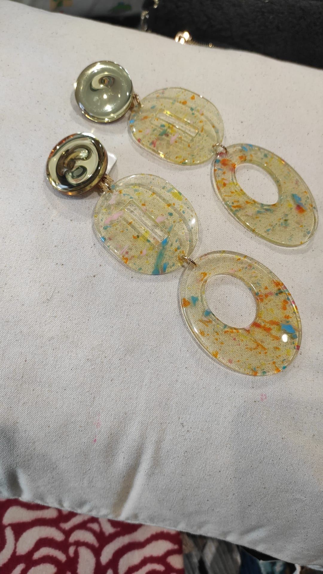 Francine Bramli Boucles d'oreilles clips en résine pailletté et cabochon miroir